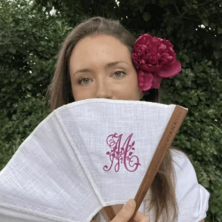 Abanico bordado de lino con iniciales. Colaboración Villalegria® con The Viana Fan