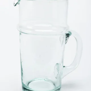 Jarra con asa de vidrio soplado reciclado