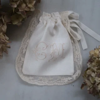 Porta alianzas de lino y encaje