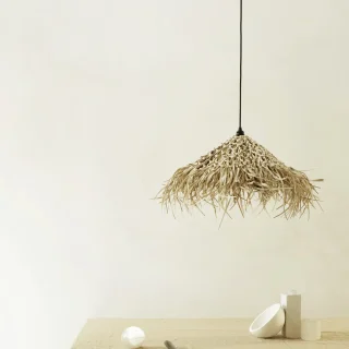 Lámpara hecha a mano de hojas de palma