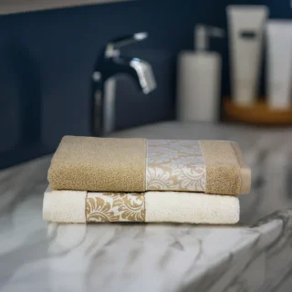 Toalla Jacquard 100% Algodón – Rizo Americano 500 gr/m² con Barra de Diseño | Beige o Nuez | Juego o por Piezas  |  Toalla Cibeles