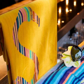 Toalla de Playa Grande Flamenco 90x170 cm – 100% Algodón Rizo Suave, Absorbente y de Secado Rápido – Fabricada en Portugal – Estilo Premium – Ideal para Playa y Piscina