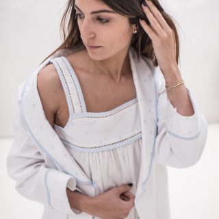 Bata con cuello solapa para mujer hecho artesanalmente en España – Modelo Buganvilla