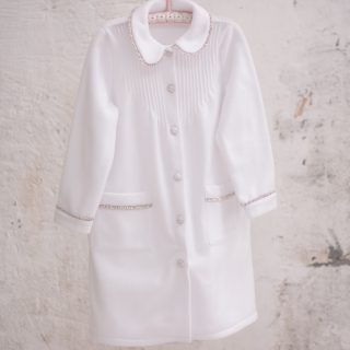 Bata para niña hecha en España confeccionada en tela pirineos – Modelo Flor de algodón