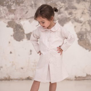 Bata de manga larga para niña en piqué estampado – Modelo Campanilla