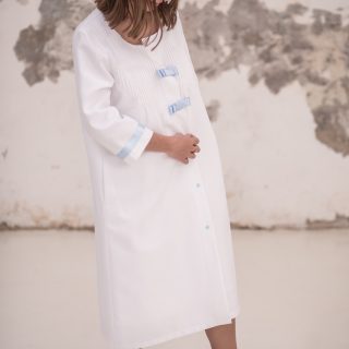 Bata de mujer con lazos y escote redondo confeccionada a mano – Modelo Crisantemo