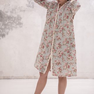 Bata de tela estampada para mujer confeccionada a mano – Modelo Gardenia