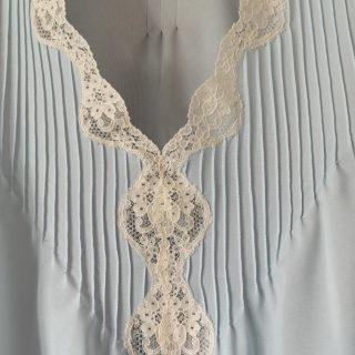 Camisón para mujer en seda y con encaje – Modelo Nomeolvides